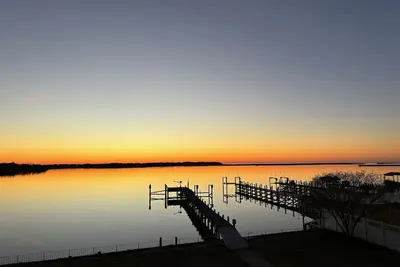 Image de Soundfront Sunsets! - Huge 6-bedroom/5 bath house - sleeps 15 comfortably!