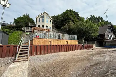 Image de - Hillside Shores Cottage – Scenic Decks, Cozy Vibes & Private Owned Beach