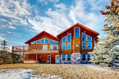 Image de Spacious & secluded home with private hot tub, billiards, fireplaces, & deck