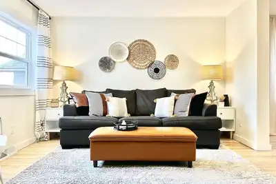 Image de Cottonwood Koti- Renovated Gem, Steps to Downtown