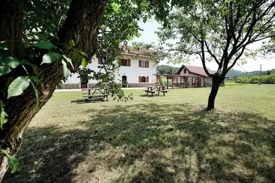 Image de Studio 'Ant Ra Prina Chiaro Pino' avec vue sur la montagne et jardin partagé