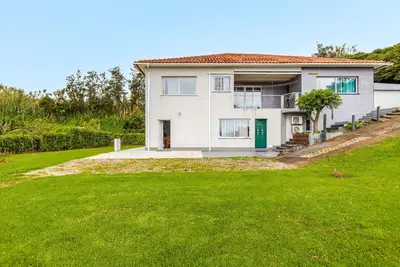 Image de Appartement 'Praia Do Almoxarife Perto Do Mar' avec vue sur la mer, Wi-Fi et climatisation
