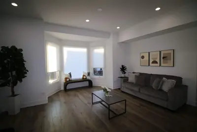 Image de Lakeside Retreat: Charming Greystone Near Downtown