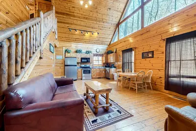 Image de Smoky Mtn cabin w/ hot tub, pool table, foosball, & free attraction tickets