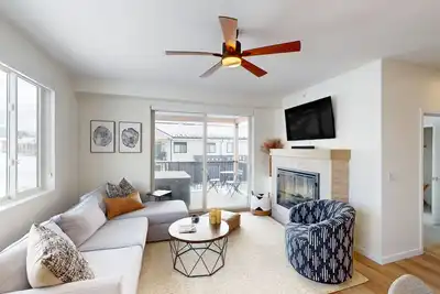 Image de Mountain view hideaway with private hot tub, furnished balcony, & washer/dryer