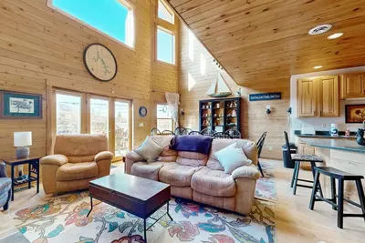 Image de Ski-view condo with lake access & private hot tub - walk to dining/attractions