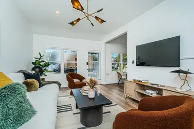 Dahlia Suite - Steps to Bay, Shopping & Dining