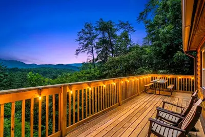 Image de Romantic Cozy Cabin• A+ Mtn Views• Swing• Hot Tub• Firepit• Private & Central