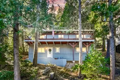 Image de Remodeled Crestline Cabin 1 Mile to Lake Gregory with Balcony Views
