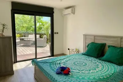 Image de Agréable Duplex Très Spacieux et Intime en Rez-de-jardin Avec Piscine et vue mer