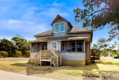 Image de Charming beach cottage with firepit, lovely screened porch, grill, & games