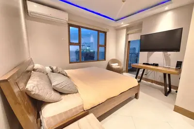 Image de Luxury King 4br 3ba w/ 2 Balconies Bayview Pool Netflix\n