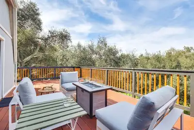 Image de North San Diego Retreat w/Deck, Fire Pit Table!