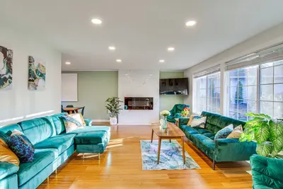 Image de Modern Kirkland Home w/ Sauna & Outdoor Fireplace