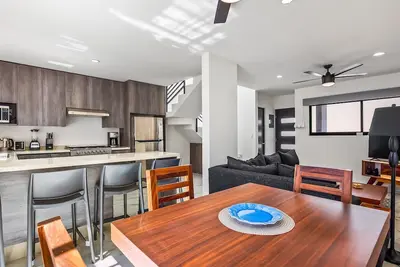 Image de 2-story home near the beach with outdoor pool, patio, washer/dryer, streaming