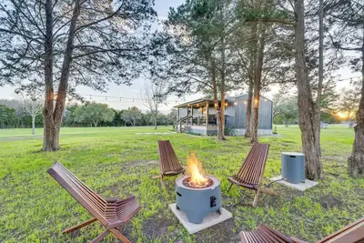 Image de Near Majek Vineyard: Private Schulenburg Cabin