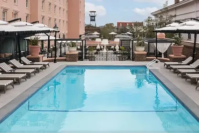 Image de Seven Minutes on Foot to Old Exchange and Provost Dungeon! Pool, Pets Allowed!