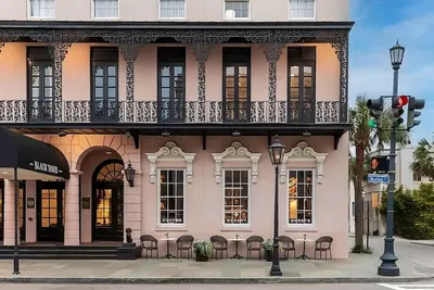 Image de One Bedroom Suite Close to Old Slave Mart Museum! Parking, Outdoor Pool