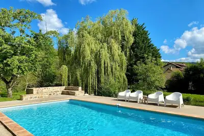 Image de Maison caractère avec piscine privée située dans 5 hectares de jardins et bois