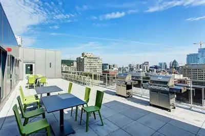 Image de Cozy 2br Apt with Patio and Prime Spot Near Metro