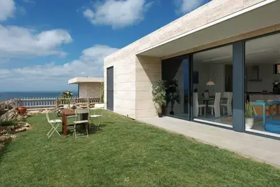 Image de Modern beachfront 2 bedrooms house with private tennis, skatebowl + beach access