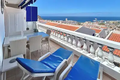 Image de 2 bedroom Penthouse Apt, Fantastic Sea views, Heated Pool