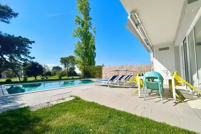 Image de Villa Golden Hour Retreat avec vue sur le lagon et piscine