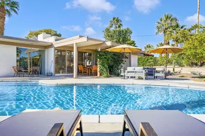 The Palms: Huge Backyard, Heated Pool, & Hot Tub