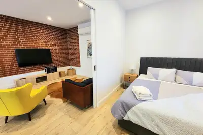 Image de Bank Teller 1 Bedroom Apartment\nClose to Semaphore beach