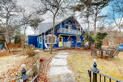 Image de Duplex home blocks from Manomet Beach with balcony, firepit & outdoor space