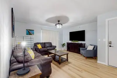 Image de 2nd-floor condo with on-site pool, tennis courts, & private balcony