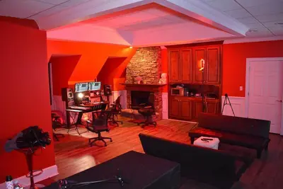Image de Warm & Cozy Private Studio Creative Loft Suite\n+ Recording Studio