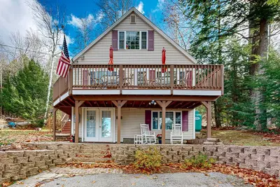 Image de Dog-friendly retreat near the tranquil pond shore with spacious deck and dock