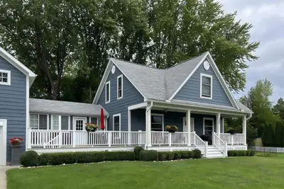 Image de Dog-friendly charmer near the beach & marina - firepit, breezeway, W/D, & Ac