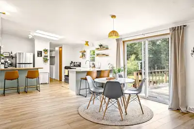 Image de Stylish, secluded retreat with large deck & nature views - near parks & golf