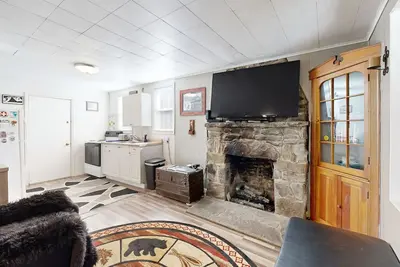 Renovated dog-friendly home near Kooser State Park with fireplace & deck