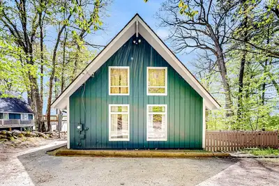 Image de Amazing lakefront retreat with stunning views - near skiing & golf