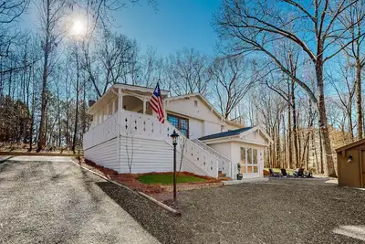 Image de Modern adventure cabin with firepit, large balcony, games, & Ac - dog-friendly