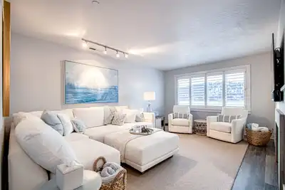 Image de Lakefront condo with mountain views, pool, balcony, grill, fireplace, streaming