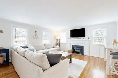 Image de Two-story dog-friendly retreat with enclosed yard, playset, W/D, & firepit