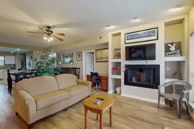 Image de Waterfront community condo with on-site pool, water views, & private patio