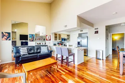 Image de 3rd-floor condo with water views, on-site pool, & private balcony