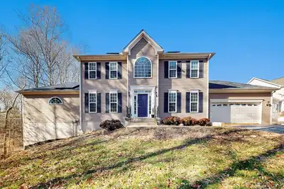 Image de Stellar lakefront oasis with kayaks, Sup, firepits, dock, & games - dog-friendly