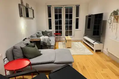 Image de 20 minutes to Central London! Family-size gated apartment with en-suite bathroom