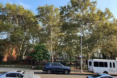 Image de 1bd 1. 5ba in Bedstuy, 55in tv coupled with a king sized bed!