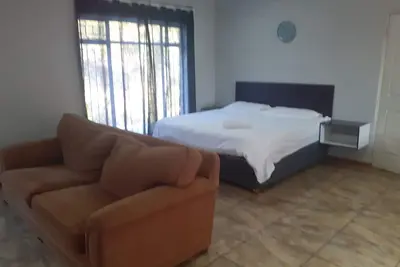 Image de Proximity to Business Hubs – Ideal for Productivity and Relaxation!