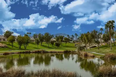 Image de Lrg Modern 2 bd 2 ba, on 16th hole\nPickle ball, golf, tennis in complex