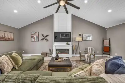 Image de In-Ground Pool | Hot Tub | Game Room | Sleeps 8