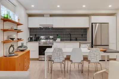 Image de No. 2 Rosetree Suites - Stylish 3br Home w/ Perfect Quiet Calgary Location