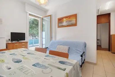 Appartement 'Condominio Lara A16' avec terrasse privée et climatisation